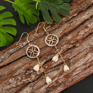 Joyería hawaiana Concha flor alambre envuelto hecho a mano jazmín pendientes de cuentas - Product Image 6