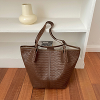 Sac à bandoulière en PU à motif tissé simple, grande capacité, couleur unie, avec poignée