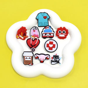 2025ファッション人気カスタムデザイン医療ナースPVCピン工場サプライヤーバッジブローチ - Product Image 2