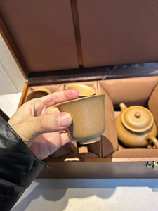 <span class=keywords><strong>ชุด</strong></span>กาน้ำชาพรีเมียมแบบดั้งเดิมของจีน ยี่ซิง ซีซา ปันหู ทำจากดินดวนนี ทนทาน ผลิตด้วยมือ พร้อมถ้วย 4 ใบ บรรจุในกล่องของขวัญ - Product Image 2