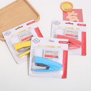 Los fabricantes suministran directamente <span class=keywords><strong>la</strong></span> grapadora pequeña y el removedor de grapas 10 grapas Oficina Escuela Papelería Mini Staper Set - Product Image 1