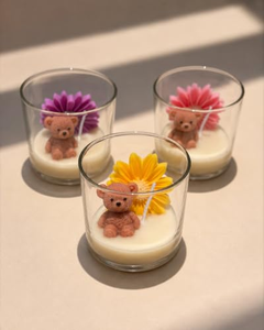 Bougies personnalisées mignonnes parfumées Ours et Marguerite, Bougies florales et ours roses pour Souvenir de Baptême, Cadeau d'Anniversaire - Product Image 4