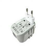 Adaptador de Viaje Universal 3 en 1 Blanco para EE. UU./Reino Unido/UE con Puertos USB-A y USB-C, Material de PC, Salida CC/CA