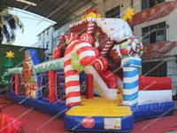 Château gonflable commercial de Noël avec train du Père Noël, parcours d'obstacles et figurines d'action anime, idéal pour la location promotionnelle et les fêtes