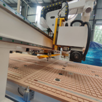 Máquina CNC de Tallado de Madera con Eje Horizontal Automático HMI, Router CNC para Trabajar la Madera con 12 Herramientas de Cambio Automático en Venta