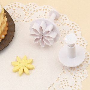 Lot de 4 <span class=keywords><strong>emporte</strong></span>-pièces <span class=keywords><strong>marguerite</strong></span> en plastique écologique pour biscuits, moule à gâteau, résistant au lave-vaisselle et au micro-ondes - Product Image 5