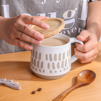 Vente en gros de tasses à café en céramique blanches modernes de 550 ml, avec impression à la main, pour boissons au lait, tasses à thé personnalisées