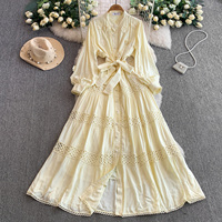 Robe décontractée élégante pour femmes avec empiècements en dentelle, manches longues, coupe trapèze, nœud à la taille et appliques florales pour le quotidien