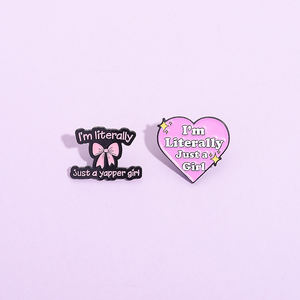 Cartoon Pink Bow Heart Emaille Pins Ich bin buchstäblich nur ein Mädchen Broschen Rucksack Revers Abzeichen Zubehör Geschenk für Freund Großhandel - Product Image 3