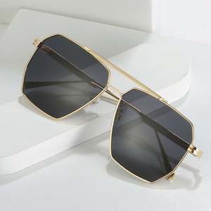 Vente en gros - Lunettes de soleil carrées en métal à double pont pour hommes et femmes, protection UV400, polarisées, en alliage, idéales pour la conduite - Product Image 3