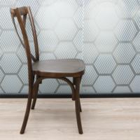 Chaise empilable en résine plastique durable à dossier croisé pour événements commerciaux, fêtes, mariages, hôpitaux et villas