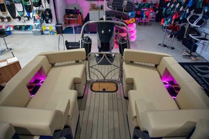 Bateau ponton de luxe Kinocean Triton de 22 pieds avec moteur hors-bord pour la pêche et les sports nautiques sur les rivières et les lacs, pour le loisir - Product Image 5