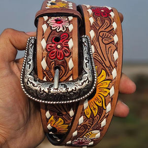 Ceinture en cuir d'accessoires de mode occidentale faite à la main avec des sculptures traditionnelles et une boucle de finition antique - Product Image 4