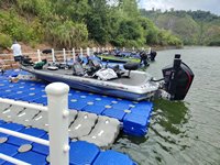 Cubes de ponton flottants modulaires en plastique HDPE durables pour jet ski, bateau, marina, capacité de flottabilité de 350 kg/m², durée de vie de 15 ans, ISO9001