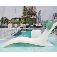 Meubles de piscine pour patio extérieur Chaises longues en plastique en forme de S dans l'eau pour jardin et hôtel Style loisirs