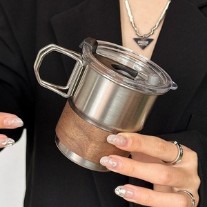 Mug à bière pliable en acier inoxydable <span class=keywords><strong>avec</strong></span> manchon en bois, couvercle anti-fuite et <span class=keywords><strong>paille</strong></span> métallique pour bière, cocktails et boissons glacées - Product Image 3