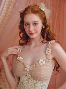 فستان ديزى ويند بيل بتصميم فرنسي أنيق من الدانتيل والكشمير بدون حمالات مزين بالماس بطول الأرض بخصر إمبراطوري وذيل طويل - Product Image 2