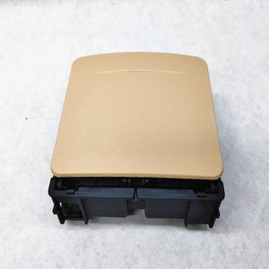 Portavasos trasero para coche, soporte para reposabrazos de plástico, color beige y negro, para Volkswagen Sagitar Golf 6 - Product Image 2