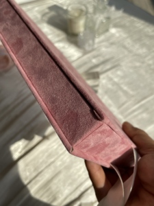 การ์ดเชิญงานแต่ง<span class=keywords><strong>ง</strong></span>านอะคริลิคสีโรสโกลด์แบบสั่<span class=keywords><strong>ง</strong></span>ทำพิเศษ หรูหรา สง่า<span class=keywords><strong>ง</strong></span>าม สไตล์โบโฮ พร้อมกล่องกำมะหยี่สีชมพู ประดับฟอยล์ทอง - Product Image 6