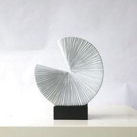 Sculpture abstraite géométrique moderne minimaliste en résine en forme de pétale de ventilateur, ornement artistique pour salon, entrée, meuble TV, décoration intérieure