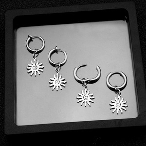 Nouvelles Boucles d'Oreilles Pendante en Forme de Soleil Style Punk Rétro au Design Simple 2026, en Acier Titane, pour Hommes, Bijoux Tendance, Vente en Gros - Product Image 1