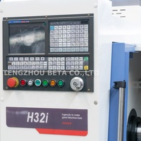 Tour CNC compact à lit plat avec guides linéaires de précision, pinces hydrauliques et outils de type gang pour travaux légers