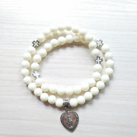 Bracelet de prière catholique en perles acryliques blanches, design double cercle avec breloque Saint en forme de cœur, pour la dévotion quotidienne