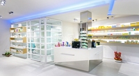 Comptoir de magasin médical personnalisé, étagères en bois pour pharmacie, décoration de magasin médical, design d'intérieur de pharmacie de détail