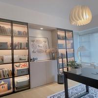 Bureau de travail intérieur personnalisé résistant aux intempéries avec étagère et plateau anti-rayures pour espace de coworking partagé