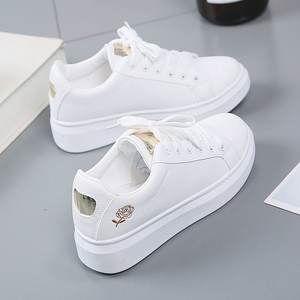 Zapatillas Blancas Pequeñas para Todas las Estaciones Nueva Moda Color Puro Zapatos de Mujer Casual Versátiles de Uso Diario Zapatos Deportivos Individuales para Mujer - Product Image 1