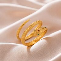 Bague ouverte rétro en laiton texturé avec motif serpent en relief, incrustations colorées, design unique et polyvalent, vente en gros