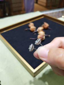 Boucles d'oreilles clous en moissanite plaquées or, rondes, transparentes, 0,5 carat, 5 mm - Product Image 2