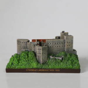 Modellino in Resina di Citadelle Laferriere Dipinto a Mano, Souvenir della Fortezza Haitiana - Product Image 2