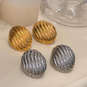 เครื่องประดับแฟชั่นปี 2024 ต่างหูแบบติดหูทรงวงรีลายทวิลล์  ชุบทอง 18k  ทำจากสแตนเลสสตีล ป้องกันการแพ้  สำหรับผู้หญิง - Product Image 6