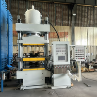 Presse de vulcanisation automatique à colonne pour la production de plaquettes de frein et de pièces automobiles, et la fabrication de pièces en caoutchouc