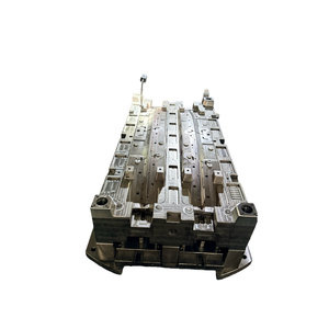 Lente de luz de freno de alta posición para vehículos de nueva energía 2K, molde de inyección de plástico y acero de AOKEMACHINERY para OEM y posventa - Product Image 2