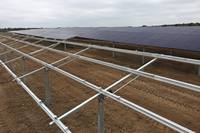 Support photovoltaïque pour station solaire au sol de grande envergure Zhongxin, colonne de panneau solaire anodisée, poutre inclinée, résistance au vent 60 m/s
