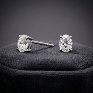 Boucles d'oreilles clous en diamant de laboratoire taille ovale à quatre griffes 0,50 ct en or jaune et blanc 14 carats – Cadeau de mariage ou d'anniversaire - Product Image 1