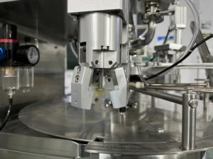 <span class=keywords><strong>เครื่อง</strong></span>บรรจุและปิดฝาแบบอัตโนมัติสำหรับบรรจุภัณฑ์แบบซอง ใช้ปั๊มเกียร์แบบตั้งโต๊ะ ระบบโรตารี่เซอร์โว ควบคุมปริมาณการฉีดแบบปริมาณคงที่ - Product Image 2