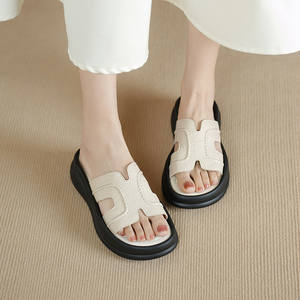 Chanclas de piel de oveja para mujer, de punta redonda y color liso, para uso casual, sandalias cómodas de suela gruesa y plana. - Product Image 3