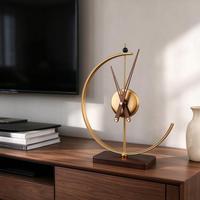 Horloge de table en métal doré en forme de demi-lune, horloge de bureau silencieuse à base solide, ornement de décoration d'intérieur de luxe léger pour le salon