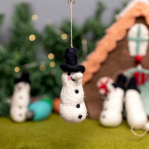 Mini muñeco de nieve blanco de fieltro con sombrero negro para decoración navideña, hecho a mano por un artesano nepalí. - Product Image 1