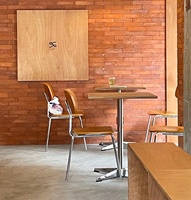 Conçues pour les restaurants minimalistes et de style industriel, tables basses personnalisables, chaises et tables de salle à manger couleur noyer