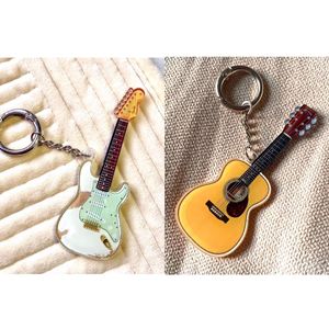 Llavero colgante creativo de acrílico con forma de guitarra para regalo, para mochila - Product Image 2