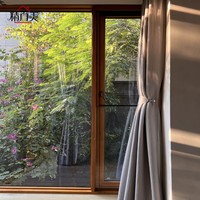 Porte vitrée large à hauteur totale, à cadre en aluminium personnalisé, à grain de bois, à haute efficacité thermique, pour balcon, chambre, cour