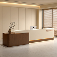 Comptoir de réception moderne de luxe bicolore en MDF avec bande LED, comptoir de caisse droit pour bureau d'entreprise, hall d'hôtel