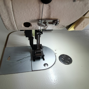 Machine à coudre zigzag à bras long pour couture à trois points et quatre points, équipement de couture pour sièges arrière de voiture RN-1583D - Product Image 4