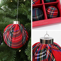 Adornos Navideños de Bolas de Tela a Cuadros, Juego de 9 Piezas en Caja de Regalo, Bolas Colgantes de Tartán Vintage para Decoración de Árboles de Navidad