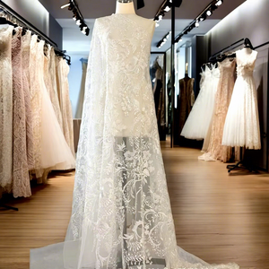 सुरुचिपूर्ण हस्तनिर्मित 3 डी फूलों की फ्रेंच फीता पर्यावरण के अनुकूल सफेद लक्जरी बेडेड कढ़ाई 100% पॉलिएस्टर कपड़े - Product Image 1