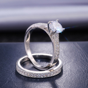 Set di Anelli per Coppia con Zirconi a Quattro Punte Rotondi per Donne, Elegante Gioiello di Moda per Matrimonio e Fidanzamento - Product Image 3